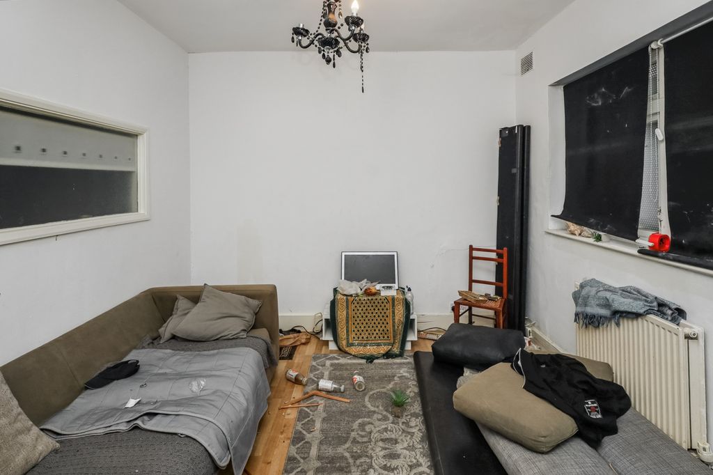 Property photo 3 of 22 69 Town Road London, N9 0Sj