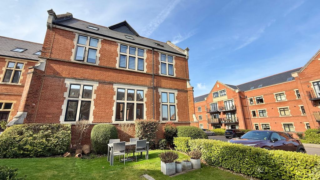 Property photo 1 of 32