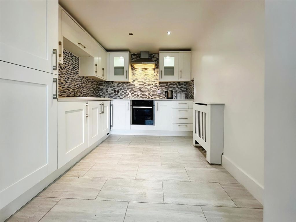 Property photo 2 of 10 Kitchen