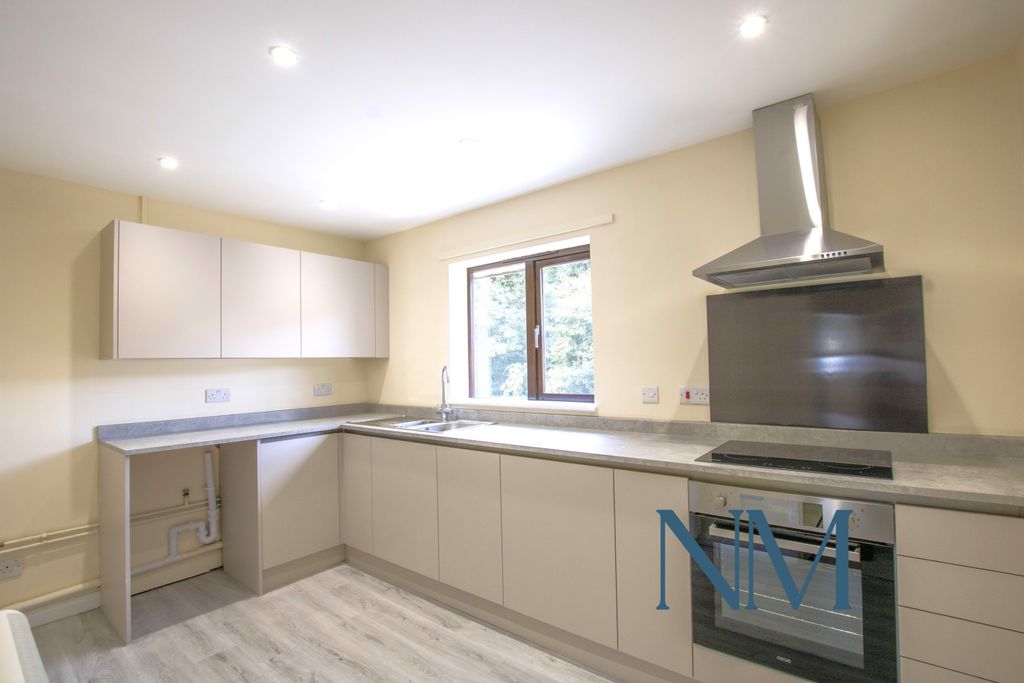 Property photo 3 of 7 Kitchen