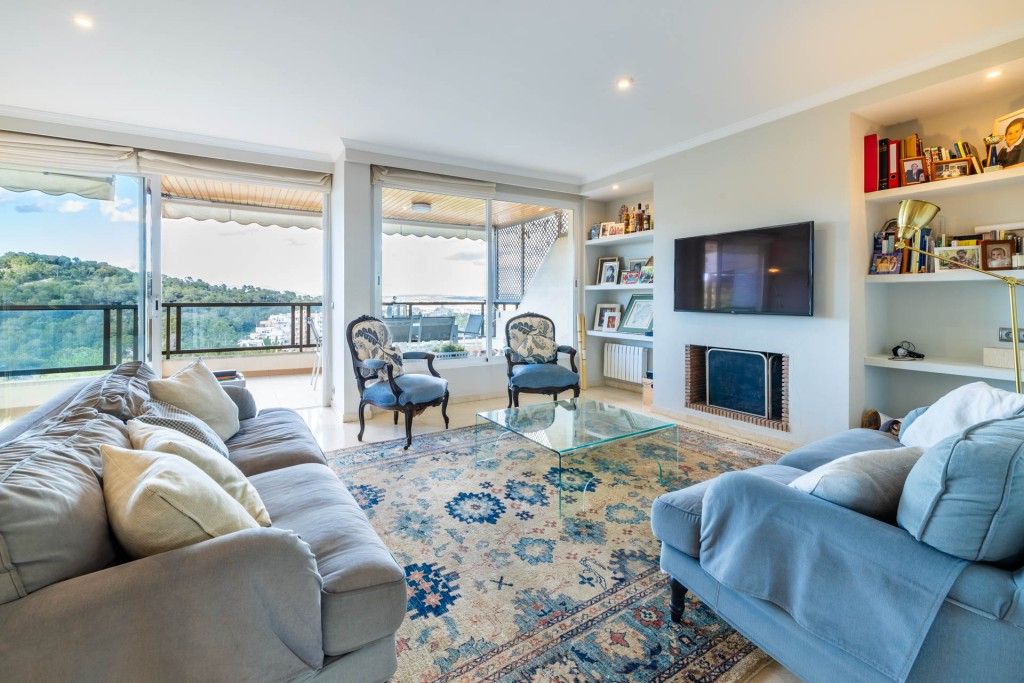 Property photo 3 of 12 Living Room