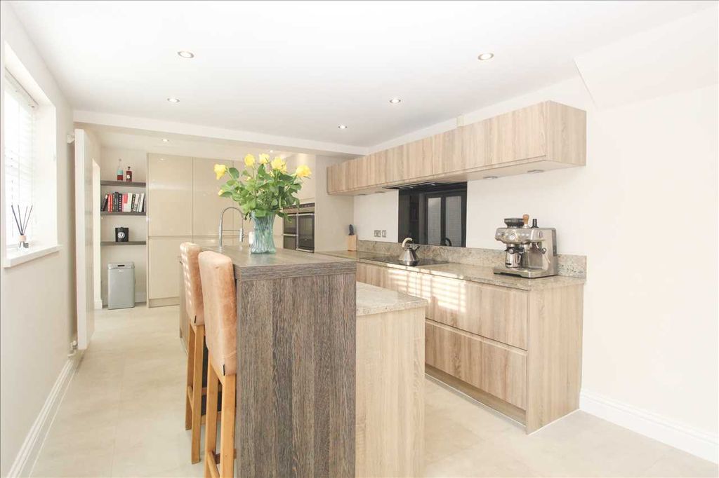 Property photo 3 of 29 Feature Photo