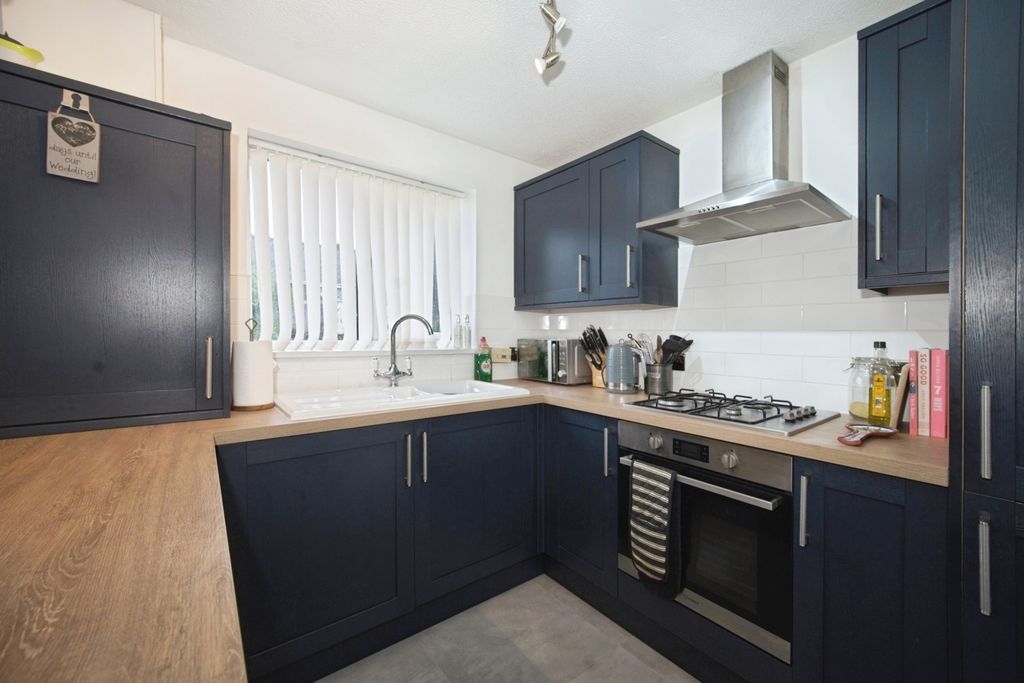 Property photo 3 of 19 Kitchen