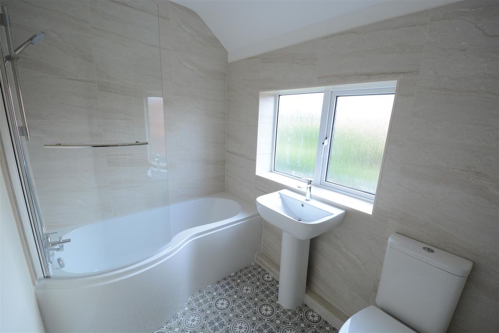 Property photo 3 of 16 Bathroom