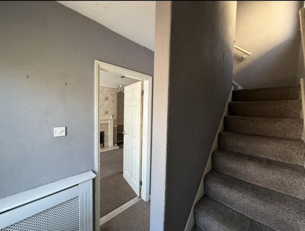 Property photo 2 of 33 Entrance Hall