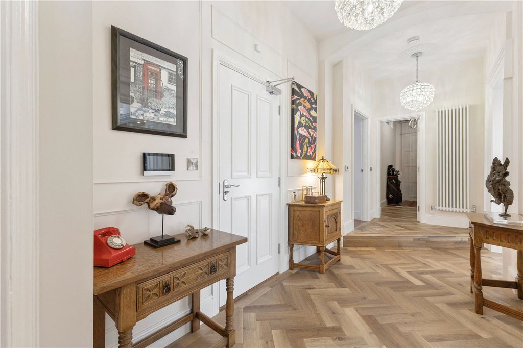 Property photo 3 of 20 Entrance Hall