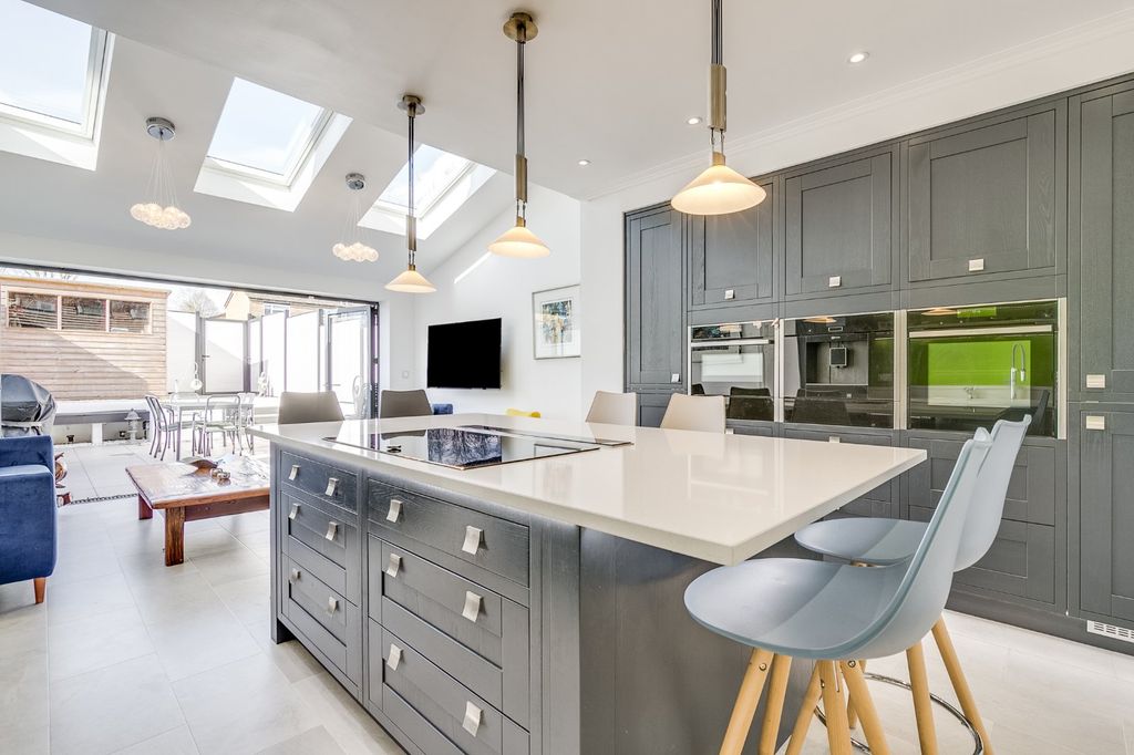 Property photo 3 of 23 Picture No. 14