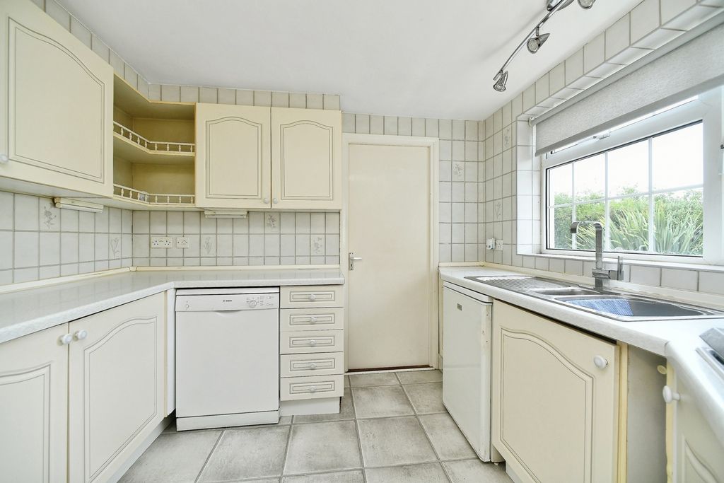 Property photo 3 of 27 Kitchen