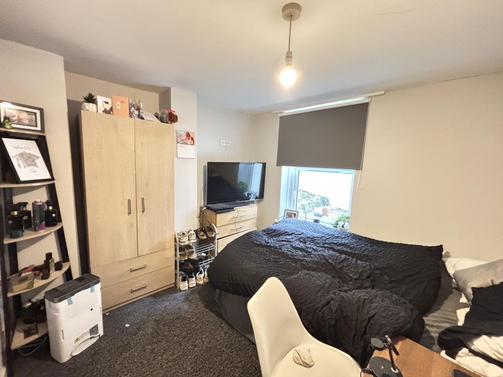 Property photo 2 of 17 A Well-Maintained Bedroom Featuring A Comfortable ...