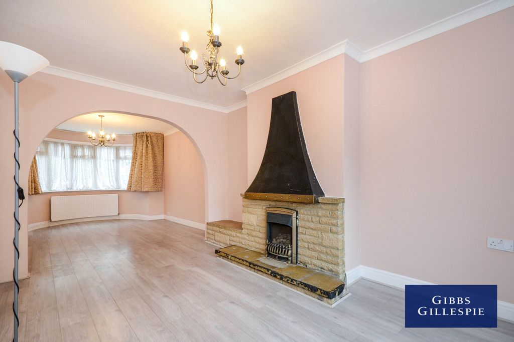 Property photo 3 of 10 Through Lounge