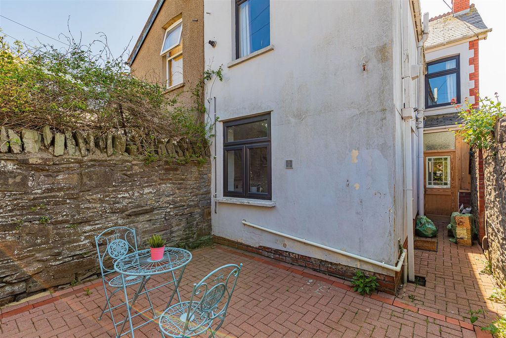 Property photo 3 of 21 Amesbury Road 1-3.Jpg