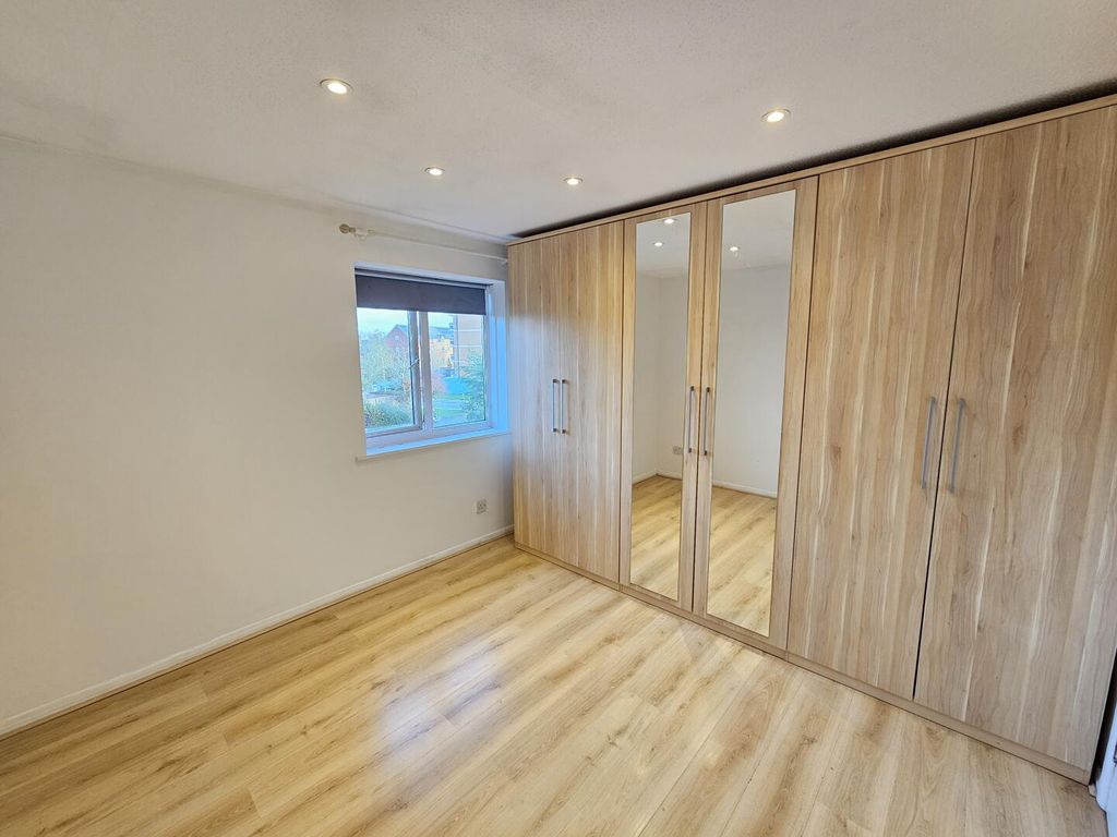 Property photo 1 of 6 Bedroom