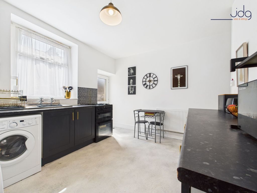 Property photo 3 of 9 Stylish Matte Black Shaker Kitchen