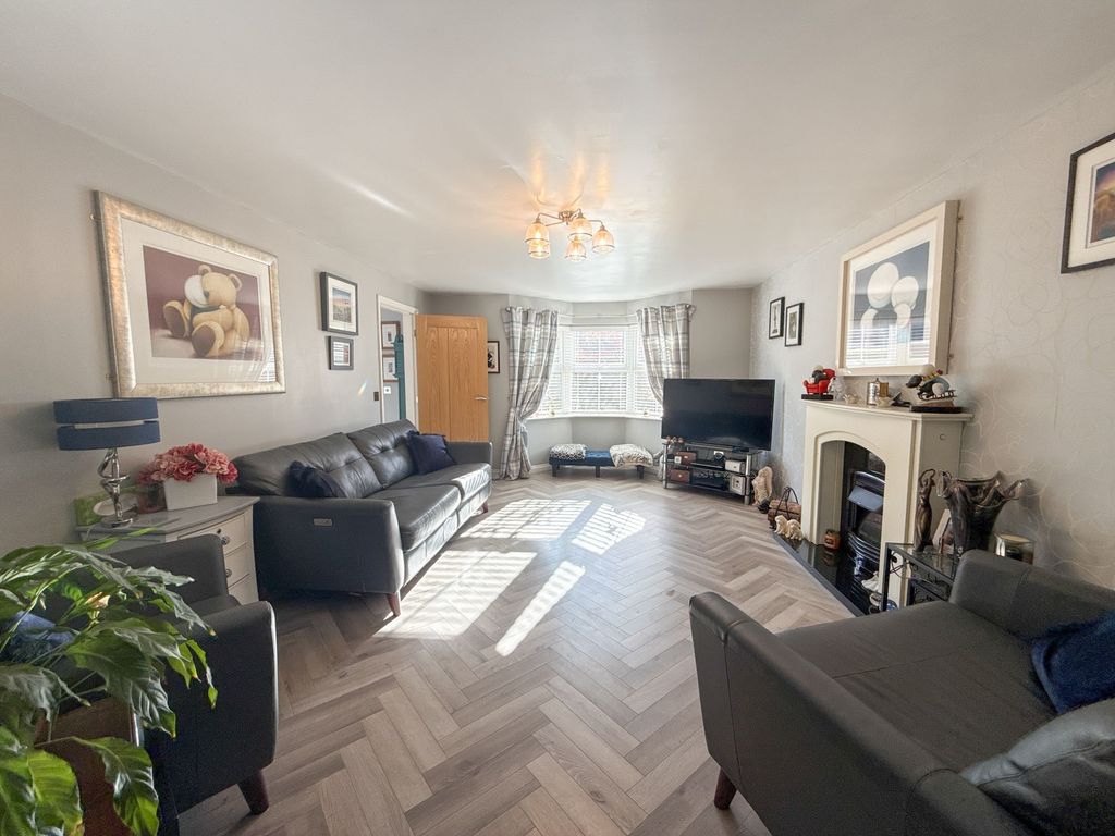 Property photo 2 of 14 Lounge