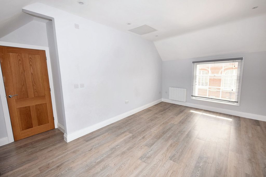 Property photo 3 of 8 Living Space