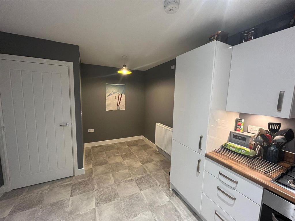 Property photo 3 of 11 Kitchen