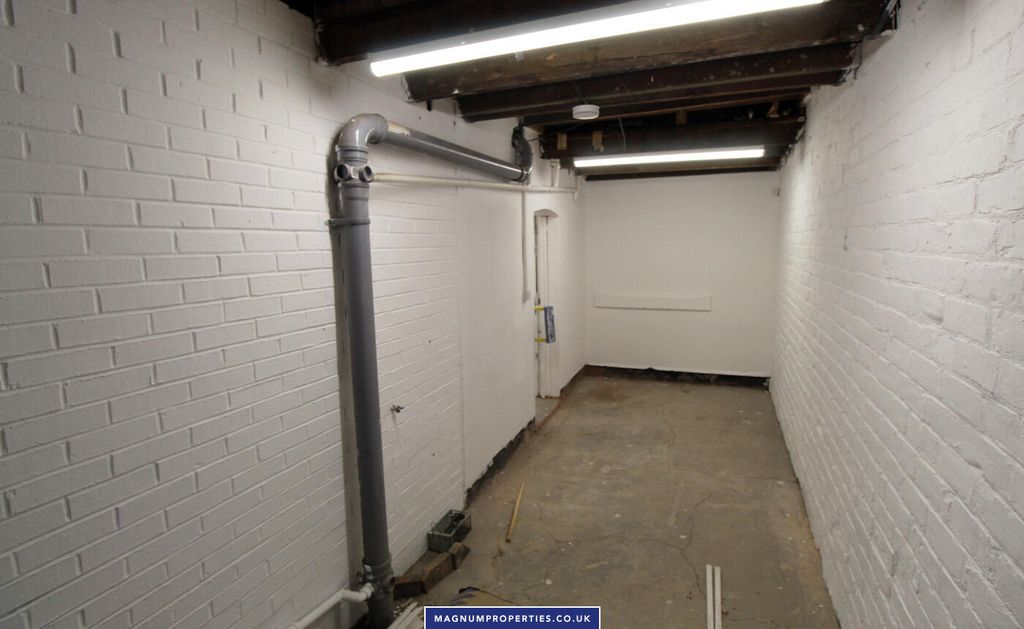 Property photo 3 of 11 Garage