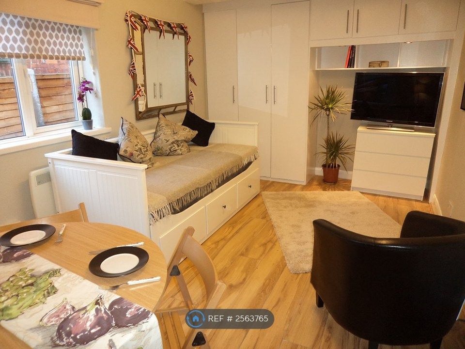 Property photo 1 of 6 Lounge/Bedroom