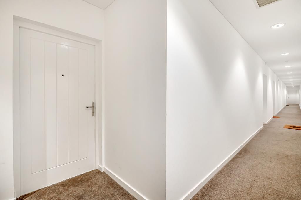 Property photo 2 of 11 Hallway