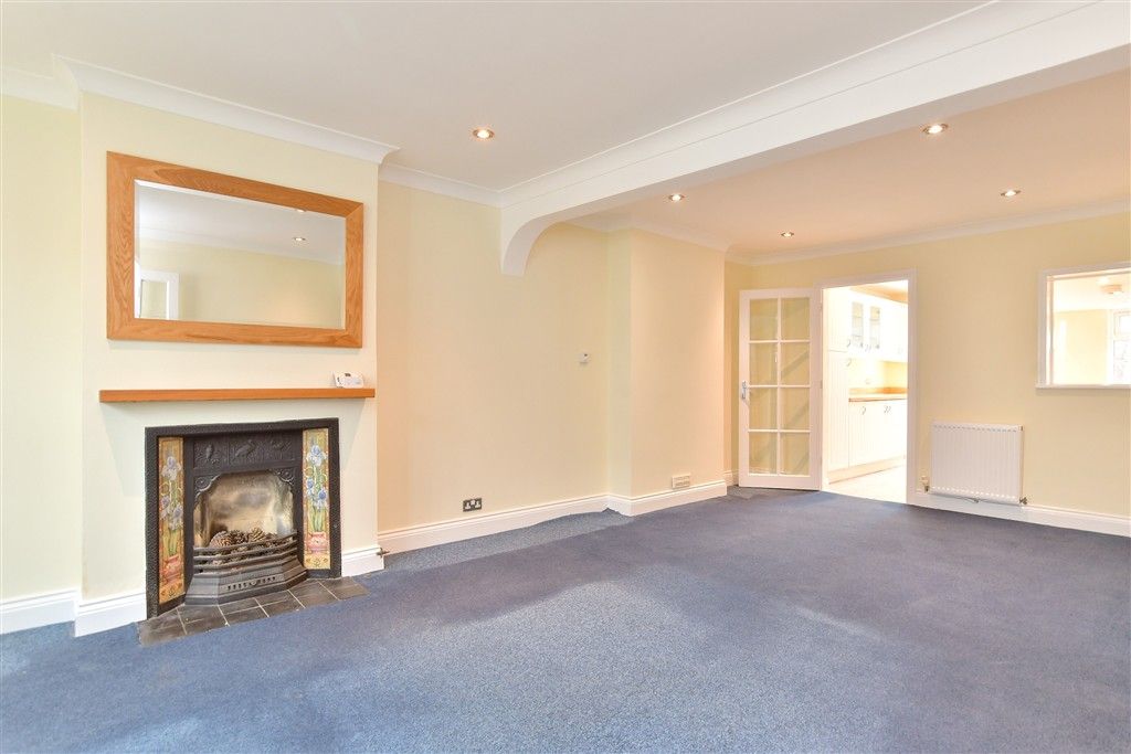 Property photo 3 of 12 Lounge