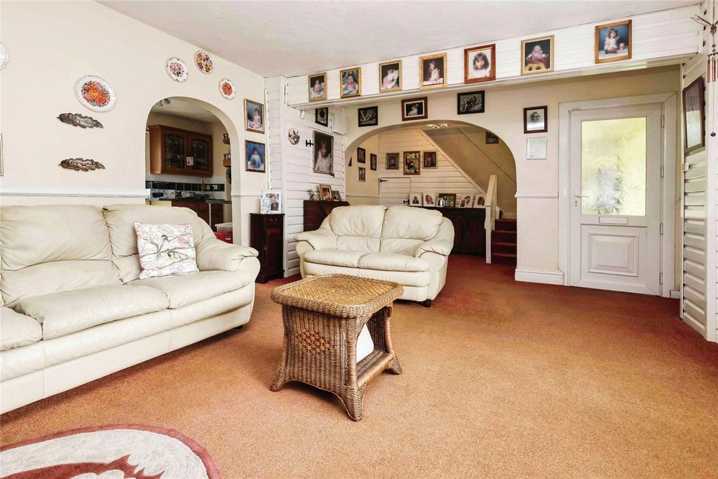 Property photo 2 of 17 Lounge