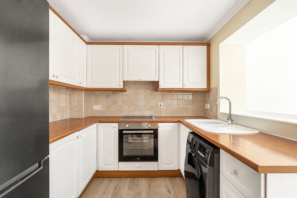 Property photo 3 of 17 Kitchen