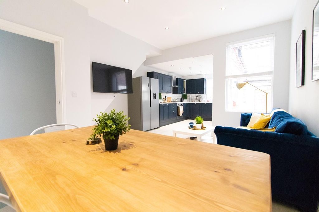 Property photo 2 of 11 A Spacious And Inviting Large Modern Living Room W...