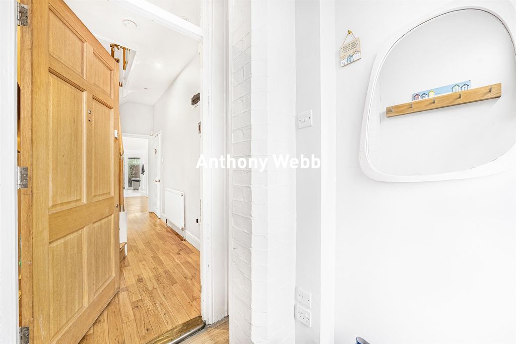 Property photo 3 of 17 Porch/Hallway