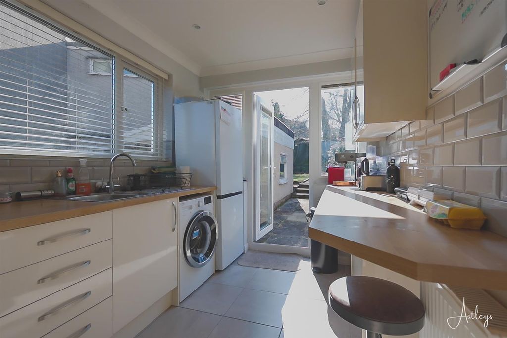 Property photo 3 of 19 Kitchen