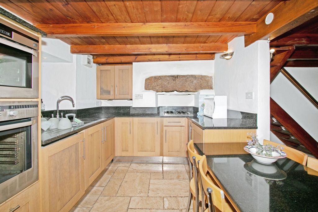 Property photo 3 of 17 Photo