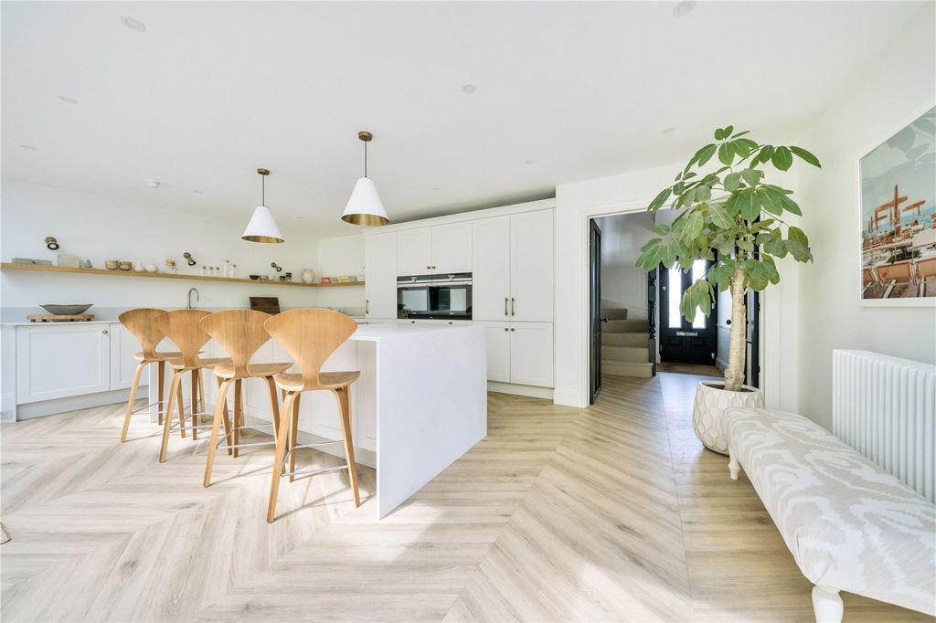 Property photo 3 of 10 Kitchen