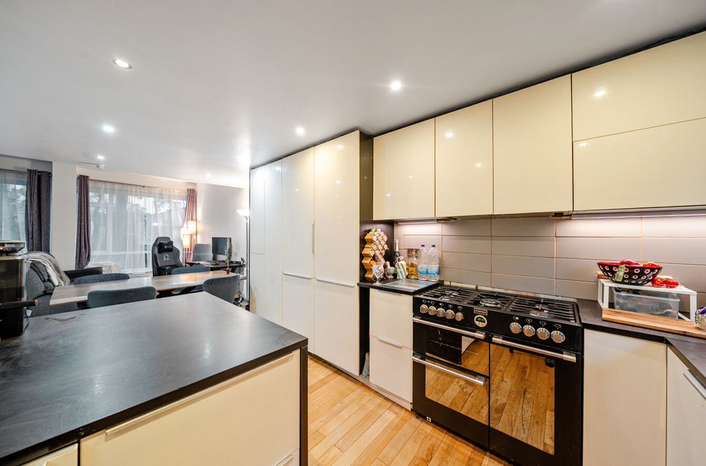 Property photo 2 of 12 1373566-25-690A38...