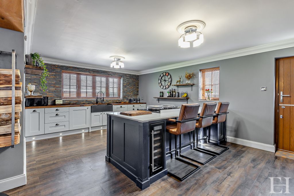 Property photo 3 of 39 8643451-Interiorwm12-800