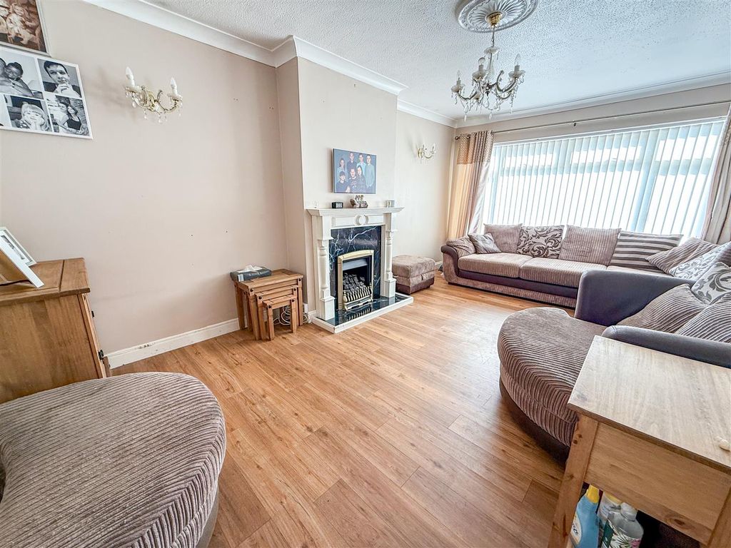 Property photo 3 of 11 Lounge