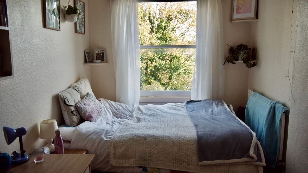 Property photo 1 of 13 A Bright And Inviting Double Bedroom Featuring Lar...