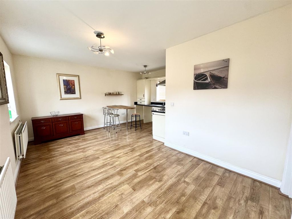 Property photo 3 of 7 Diner/Kitchen