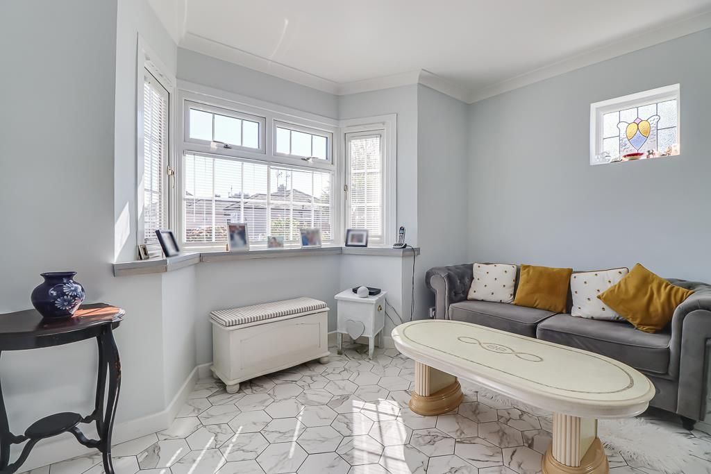 Property photo 3 of 19 Lounge