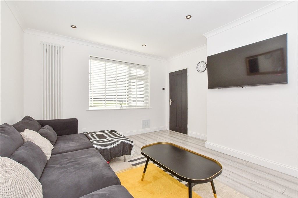 Property photo 3 of 21 Lounge ::