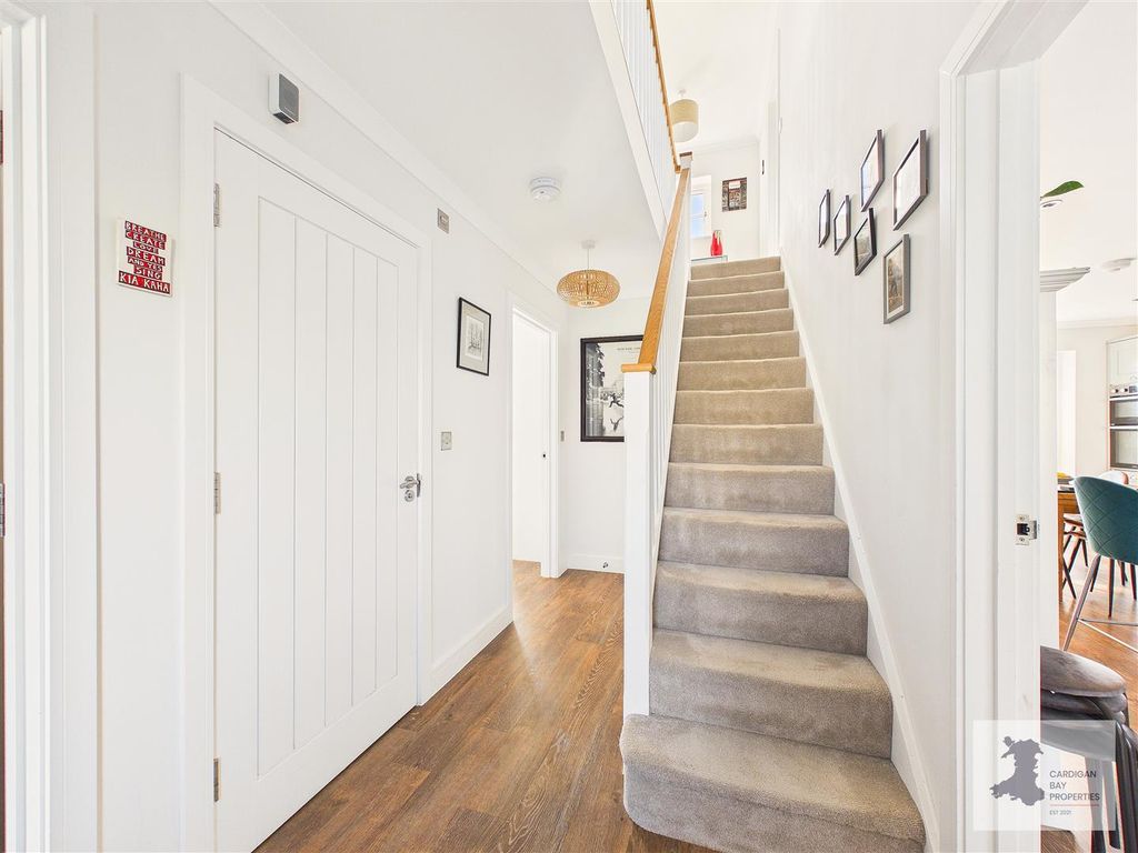 Property photo 3 of 39 Entrance Hall