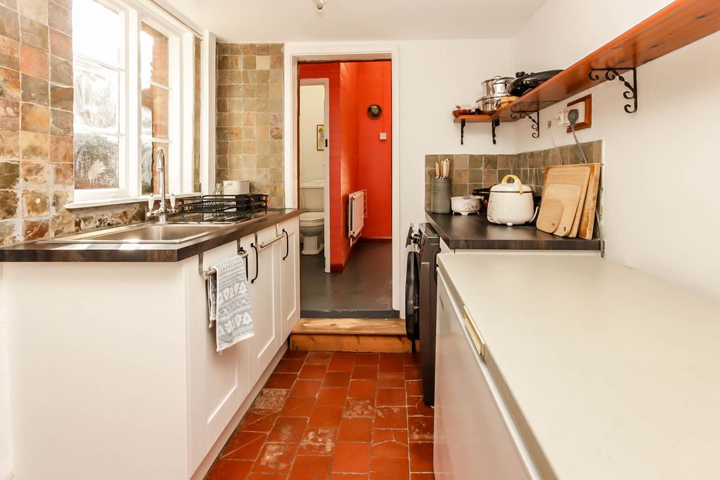 Property photo 3 of 10 Kitchen