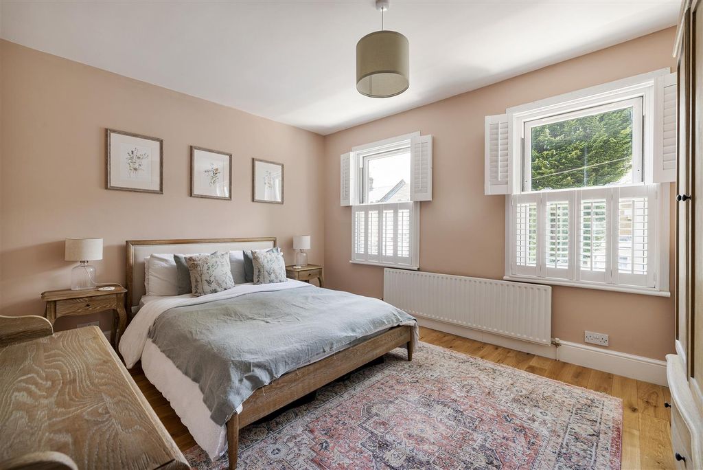 Property photo 3 of 28 Tylney Road E7
