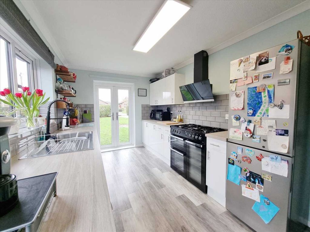 Property photo 3 of 10 Kitchen: