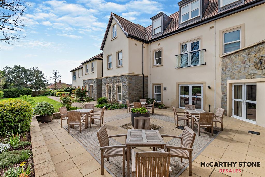 Property photo 2 of 16 Communal Gardens