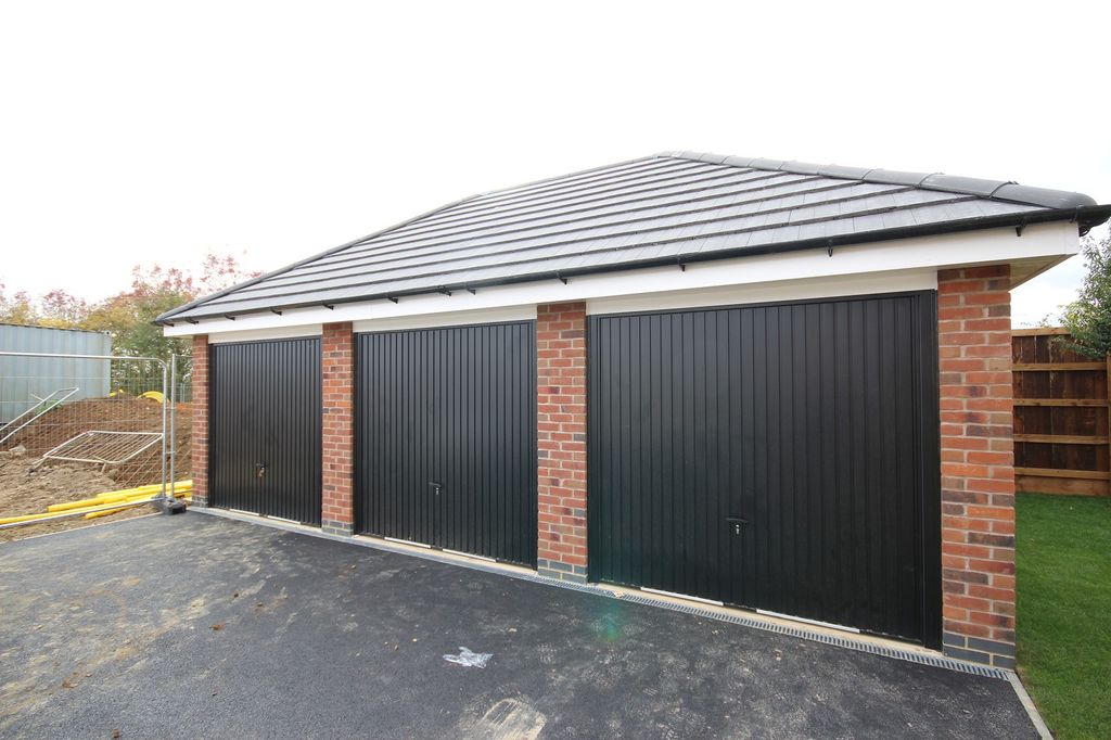 Property photo 2 of 8 Garage