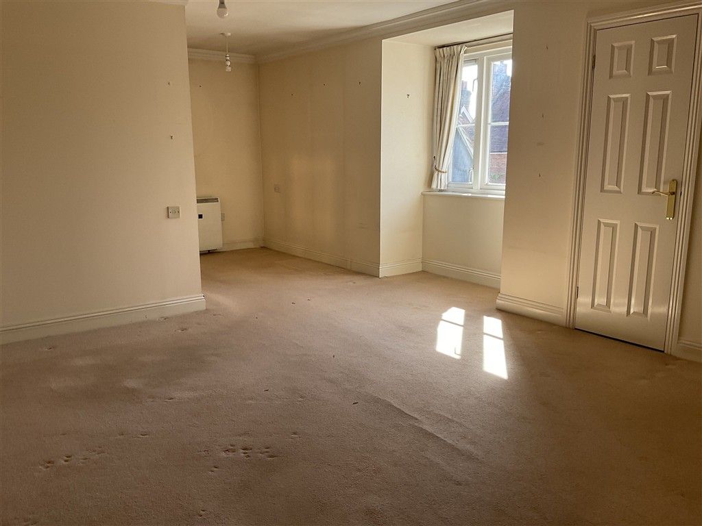 Property photo 3 of 14 Lounge