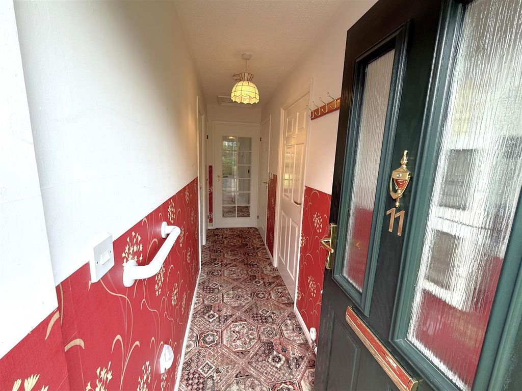 Property photo 3 of 11 Entrance Hall.Jpg
