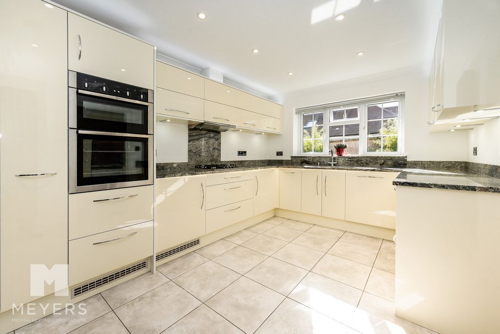 Property photo 2 of 31
