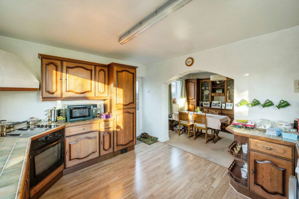 Property photo 3 of 17 Kitchen