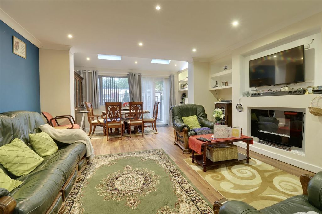 Property photo 3 of 18 B71E335F-4E9E-440C-8E55-F05B16EE0DC1_1_201_A.Jpeg