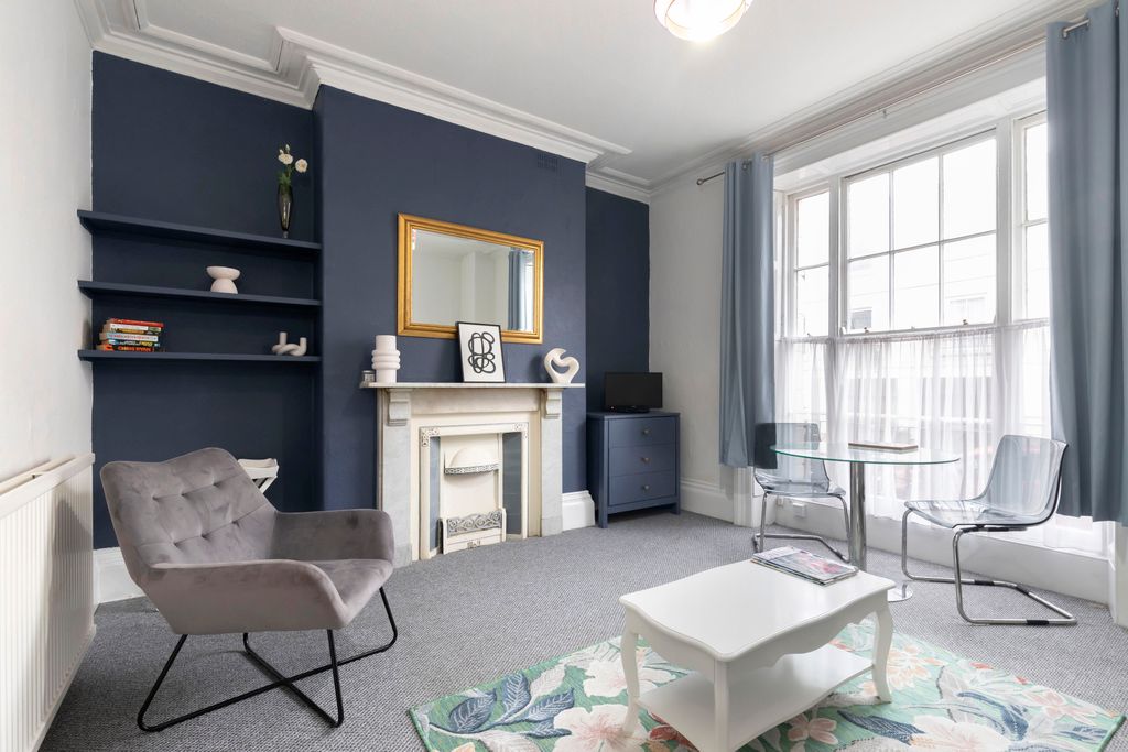 Property photo 1 of 8 Flat 2, Grosvenor Place South-02